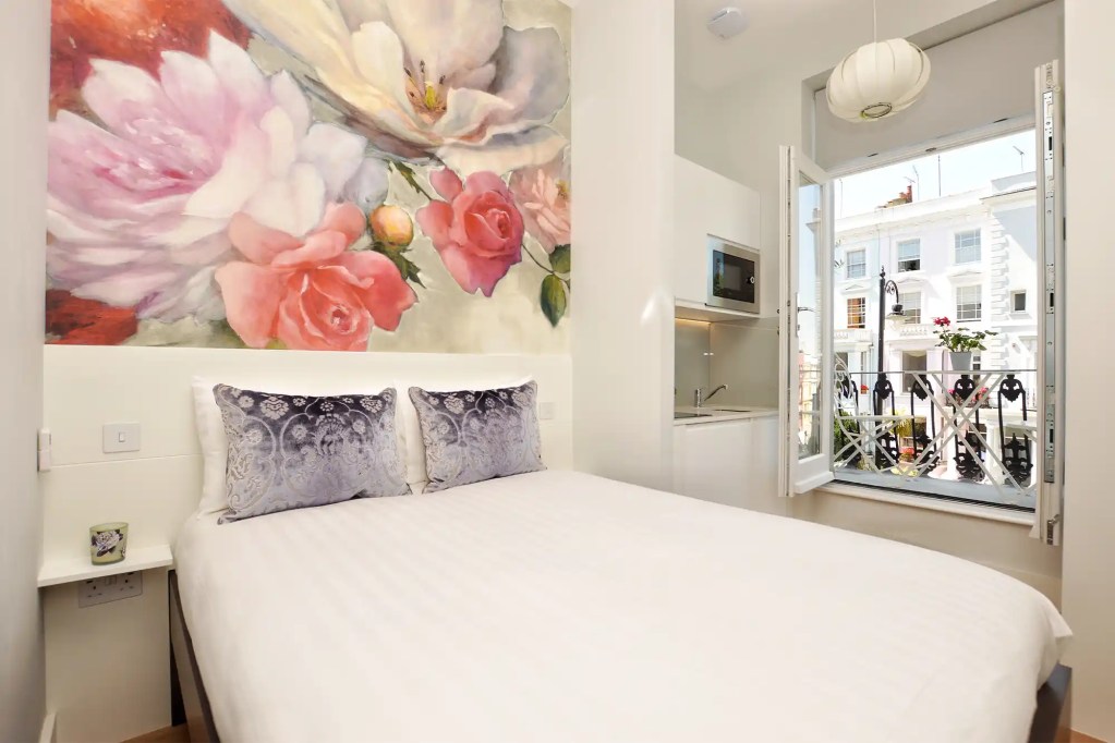 An interior-designed studio apartment with a cozy double bed, located near Portobello Road in Notting Hill, London