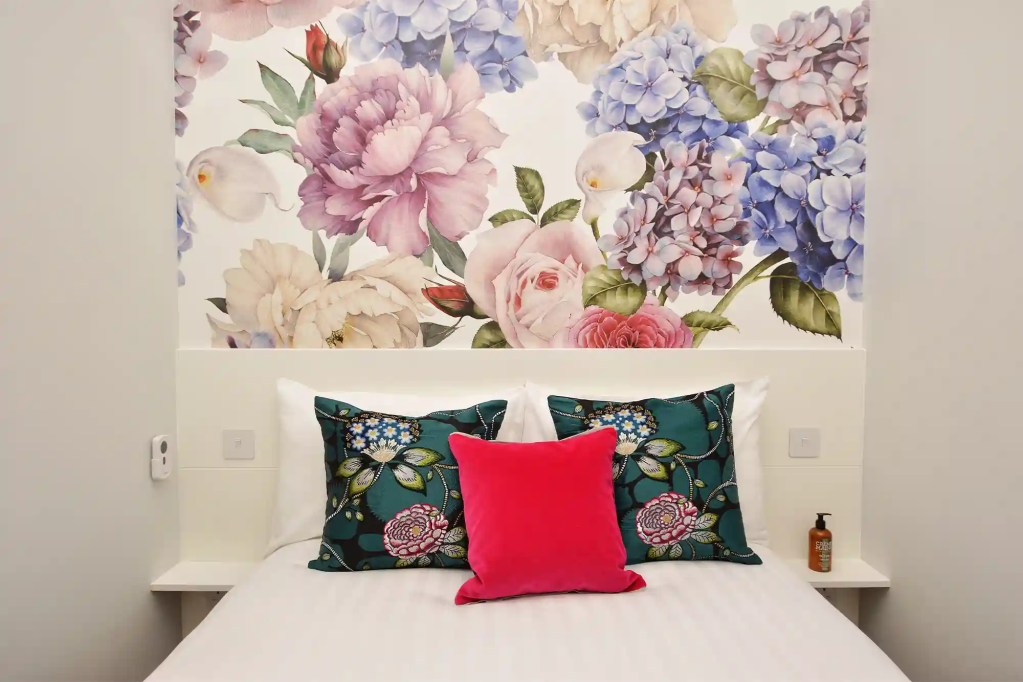 An interior-designed studio apartment with a cozy double bed, located near Portobello Road in Notting Hill, London