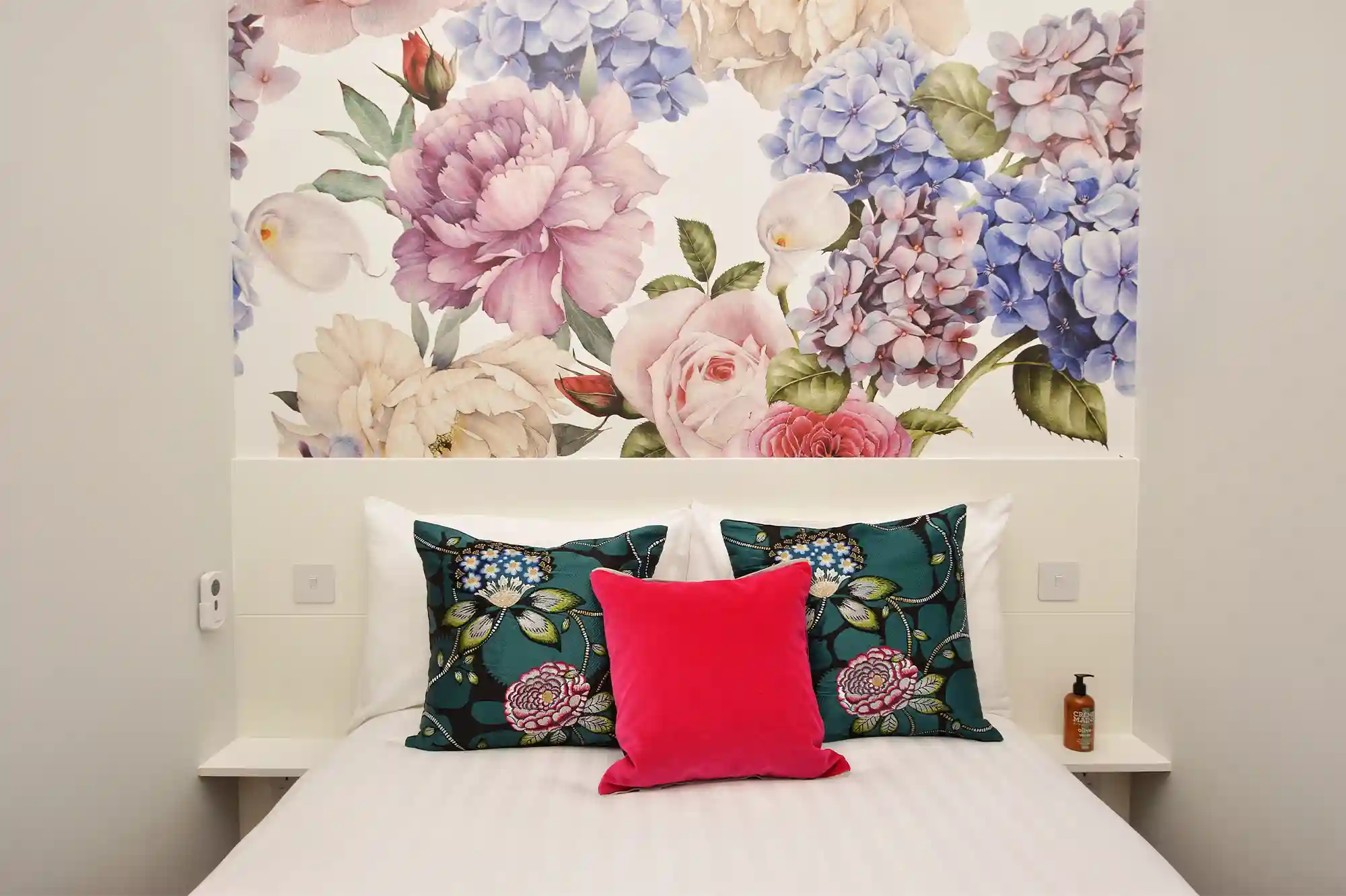 An interior-designed studio apartment with a cozy double bed, located near Portobello Road in Notting Hill, London