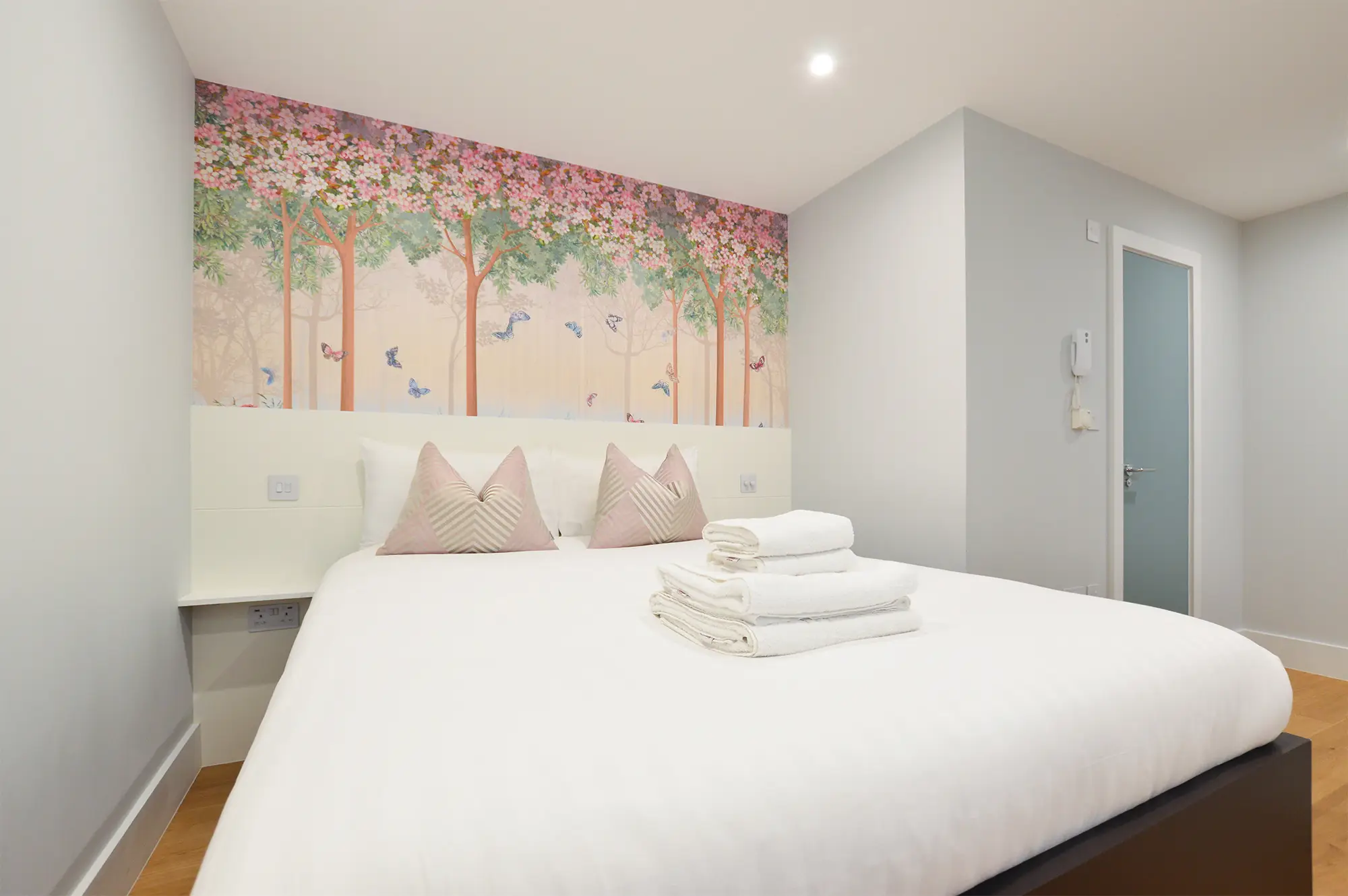 Modern Notting Hill studio apartment on Portobello Road, plush double bed, fresh clean towels.