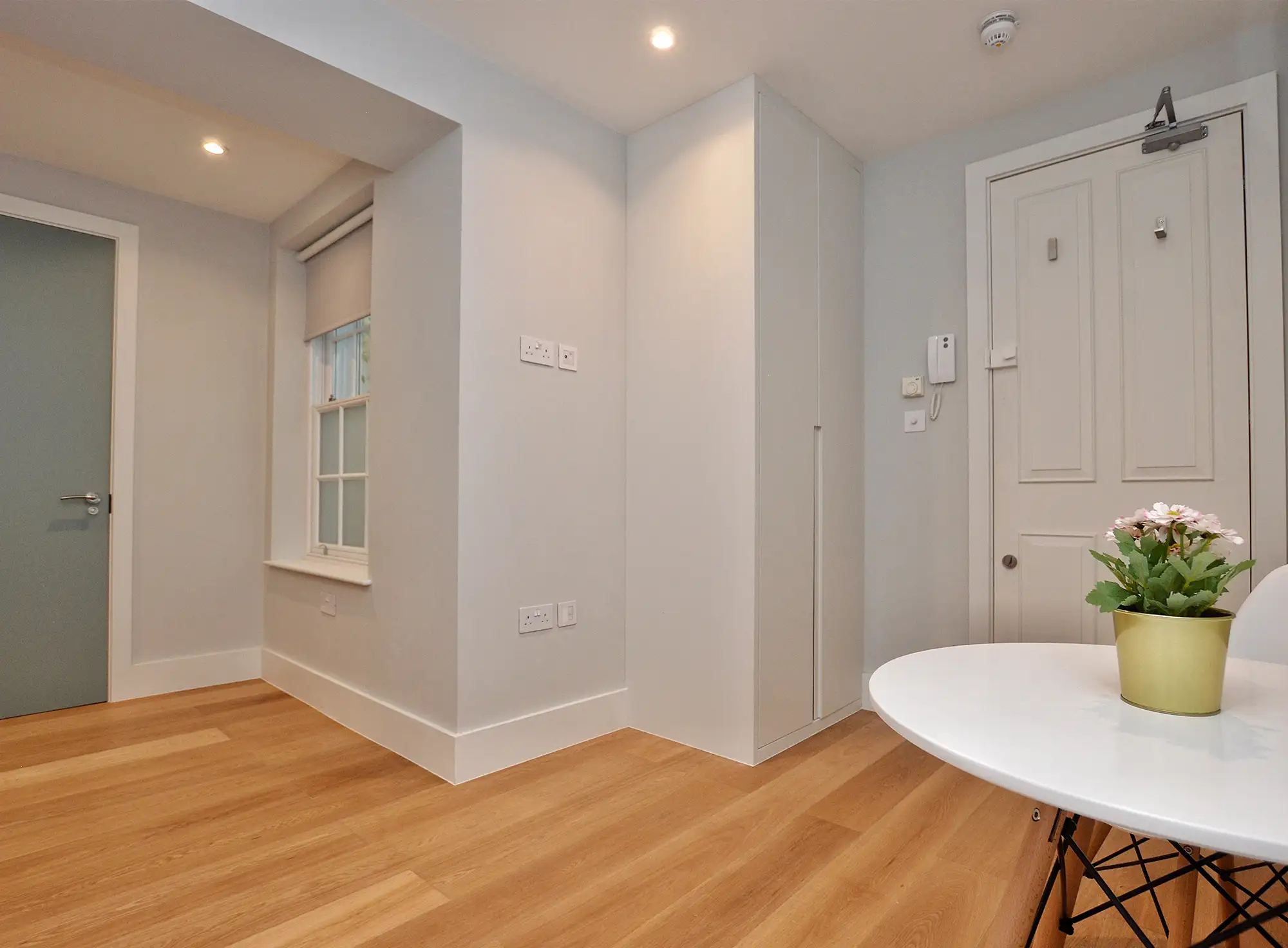 A spacious, large studio apartment with a dining area and wooden floors with underfloor heating at Portobello serviced apartments in Notting Hill, London