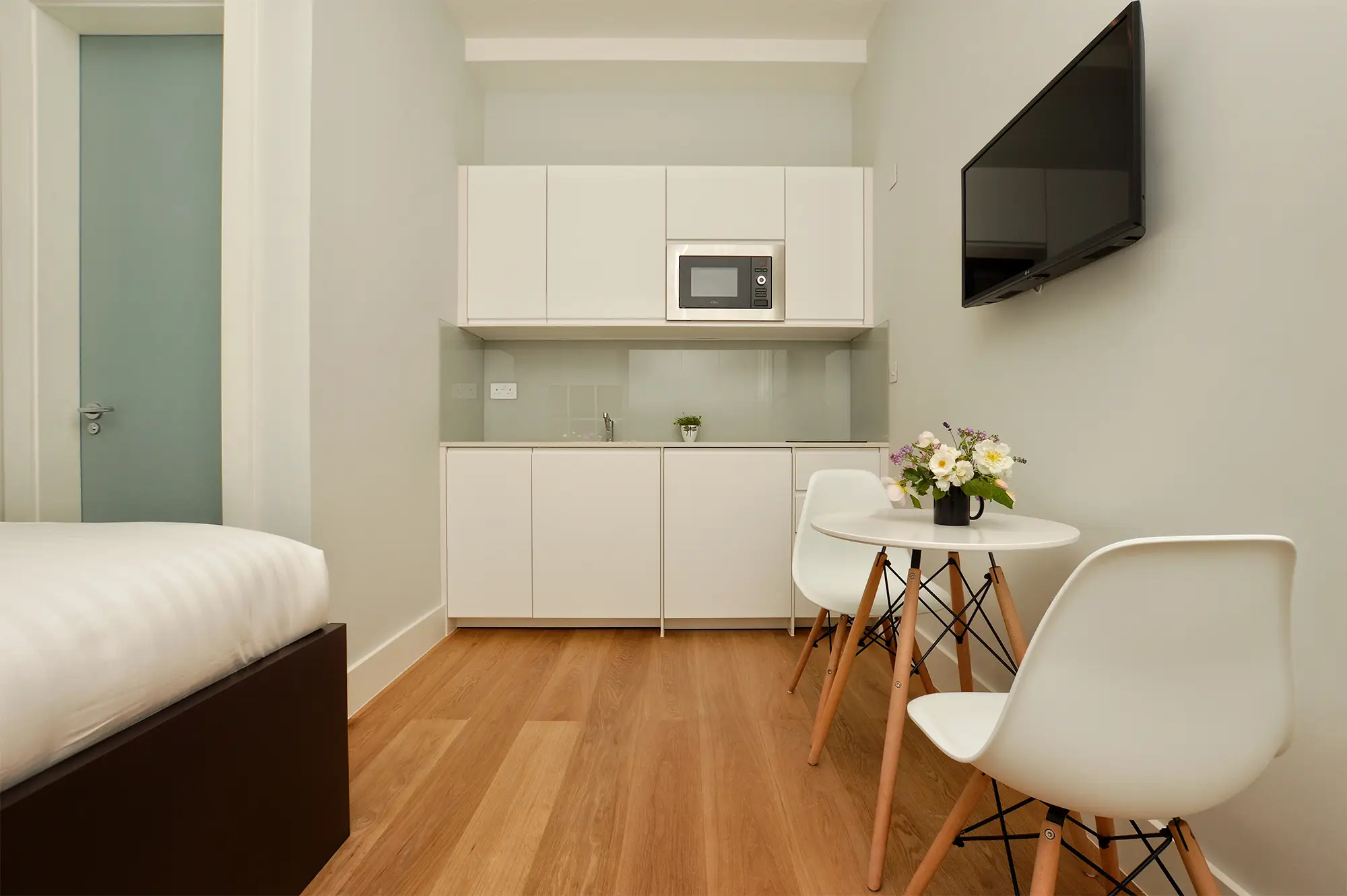 A modern serviced apartment in Notting Hill near Portobello Road with a fully equipped kitchen, dining area, and a comfortable double bed