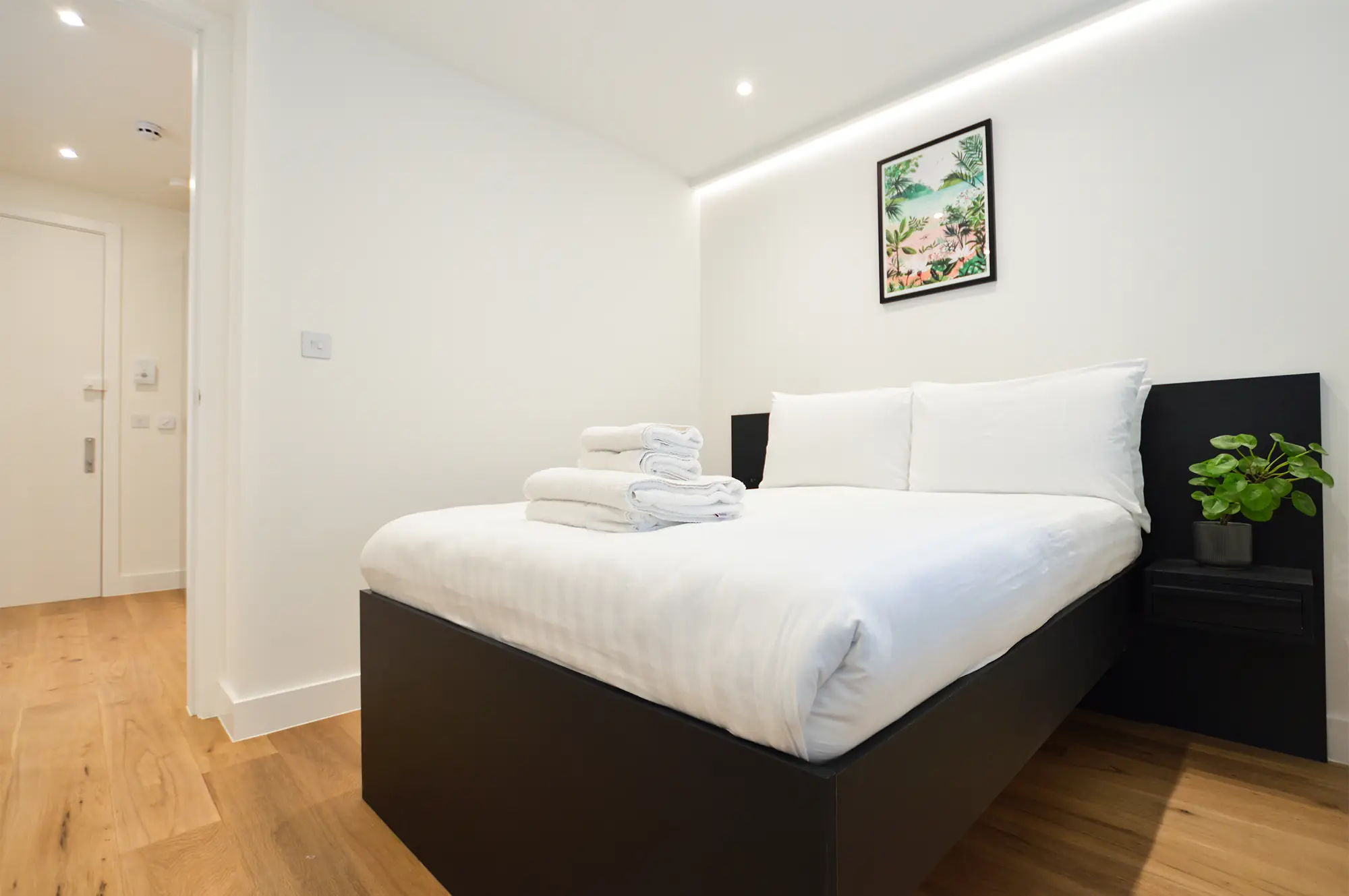 A Comfortable double bed in a small one-bedroom apartment in Marylebone at 162 New Cavendish, London