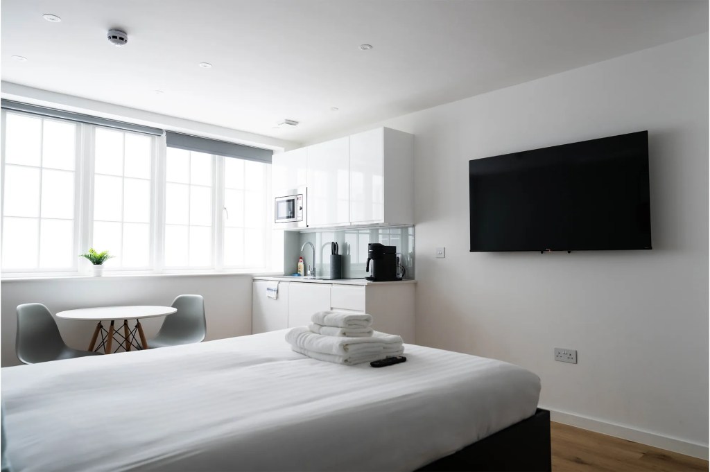 A stylish large studio apartment in Marylebone with a fully equipped kitchen and a comfortable double bed