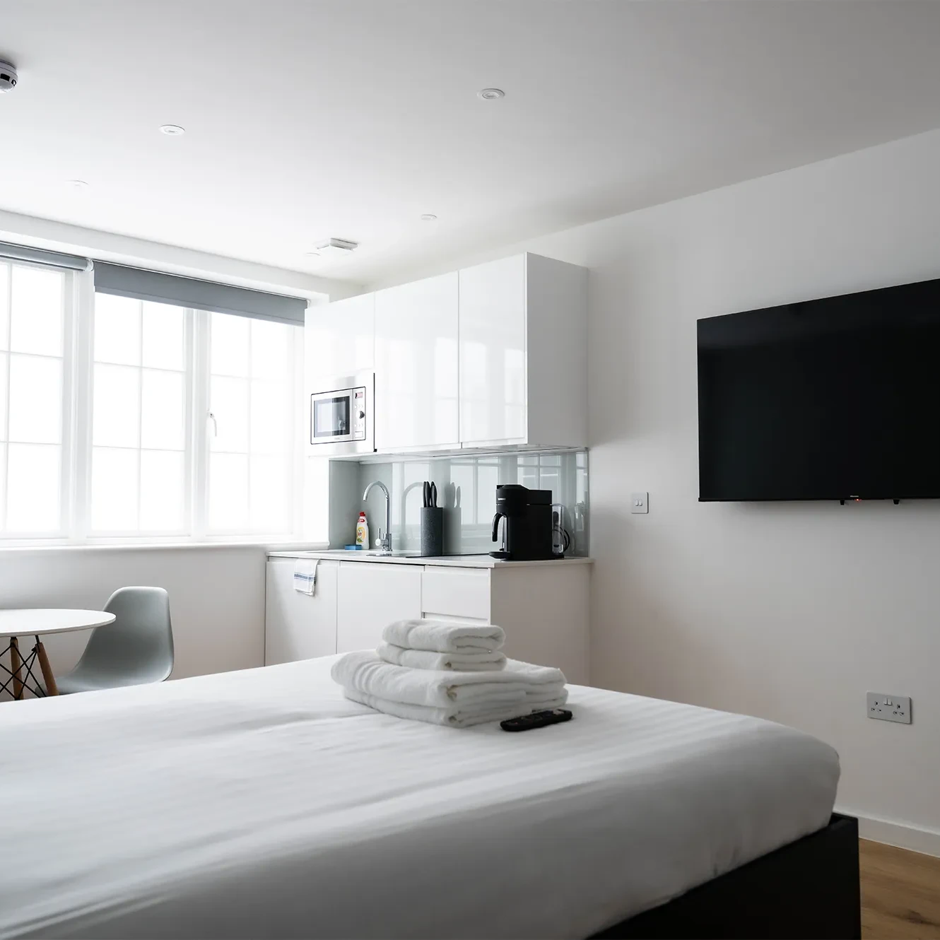 A stylish large studio apartment in Marylebone with a fully equipped kitchen and a comfortable double bed