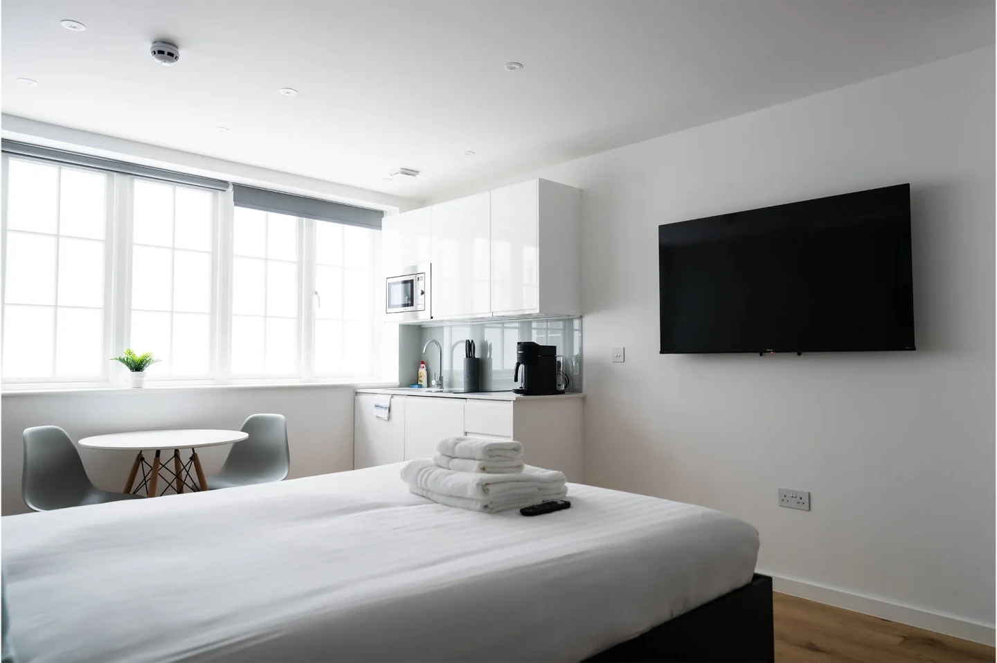 A stylish large studio apartment in Marylebone with a fully equipped kitchen and a comfortable double bed
