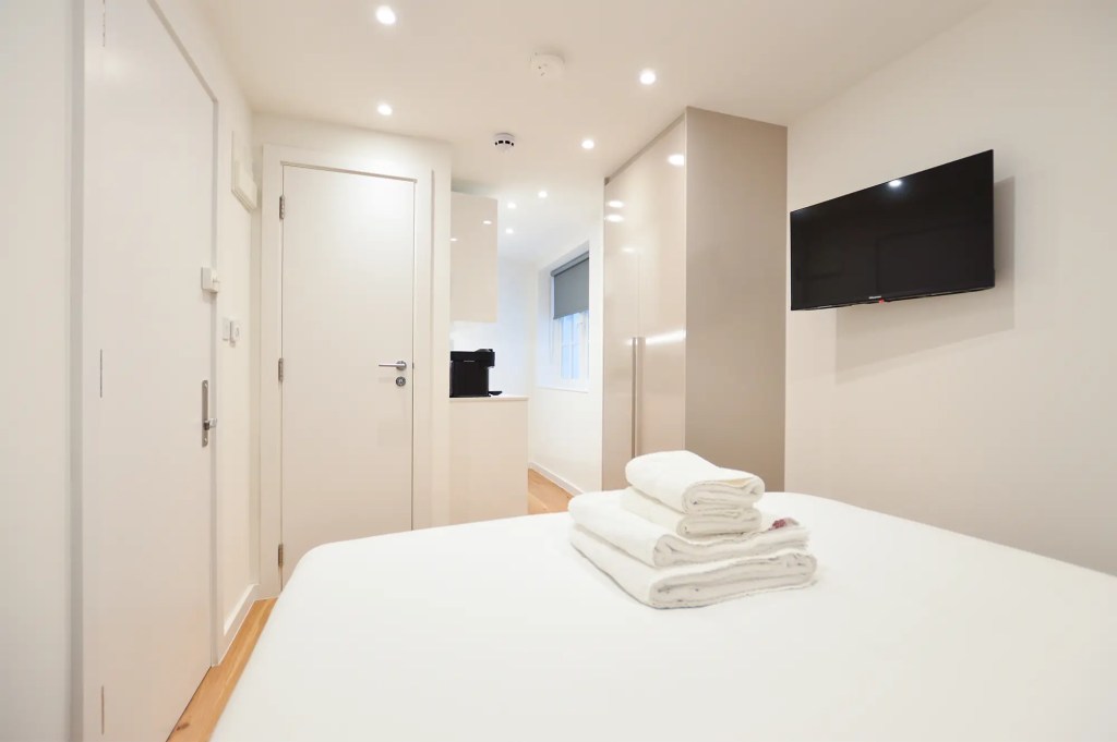 Double bed in a stylish lower ground studio in Marylebone at 162 New Cavendish, London.