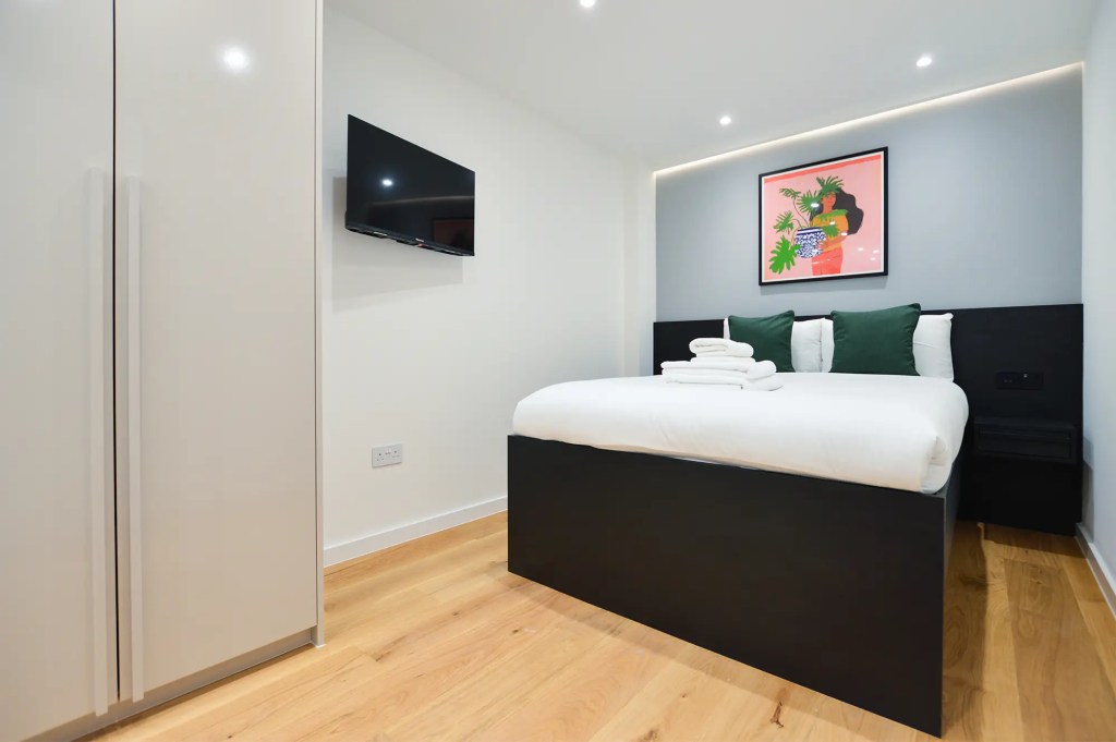 Double bed in a stylish lower ground studio in Marylebone at 162 New Cavendish, London.