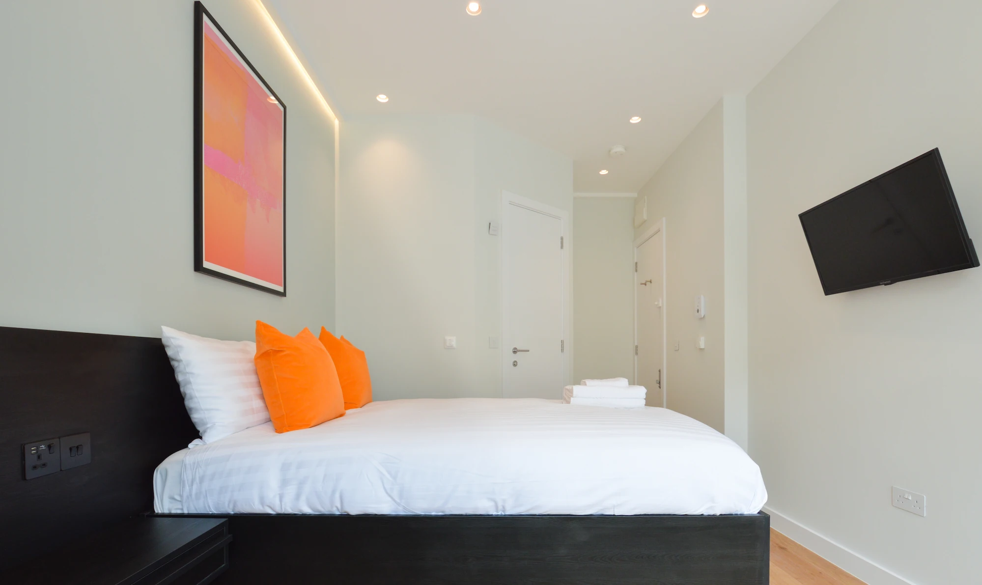 Stylish double bed in cozy single studio at 38 Penywern Road in Earl's Court, London