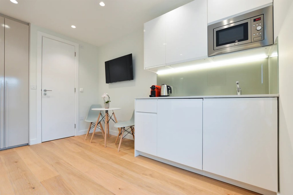 Stylish kitchen and dining area in a spacious one-bedroom apartment at Earls Court serviced apartments in London