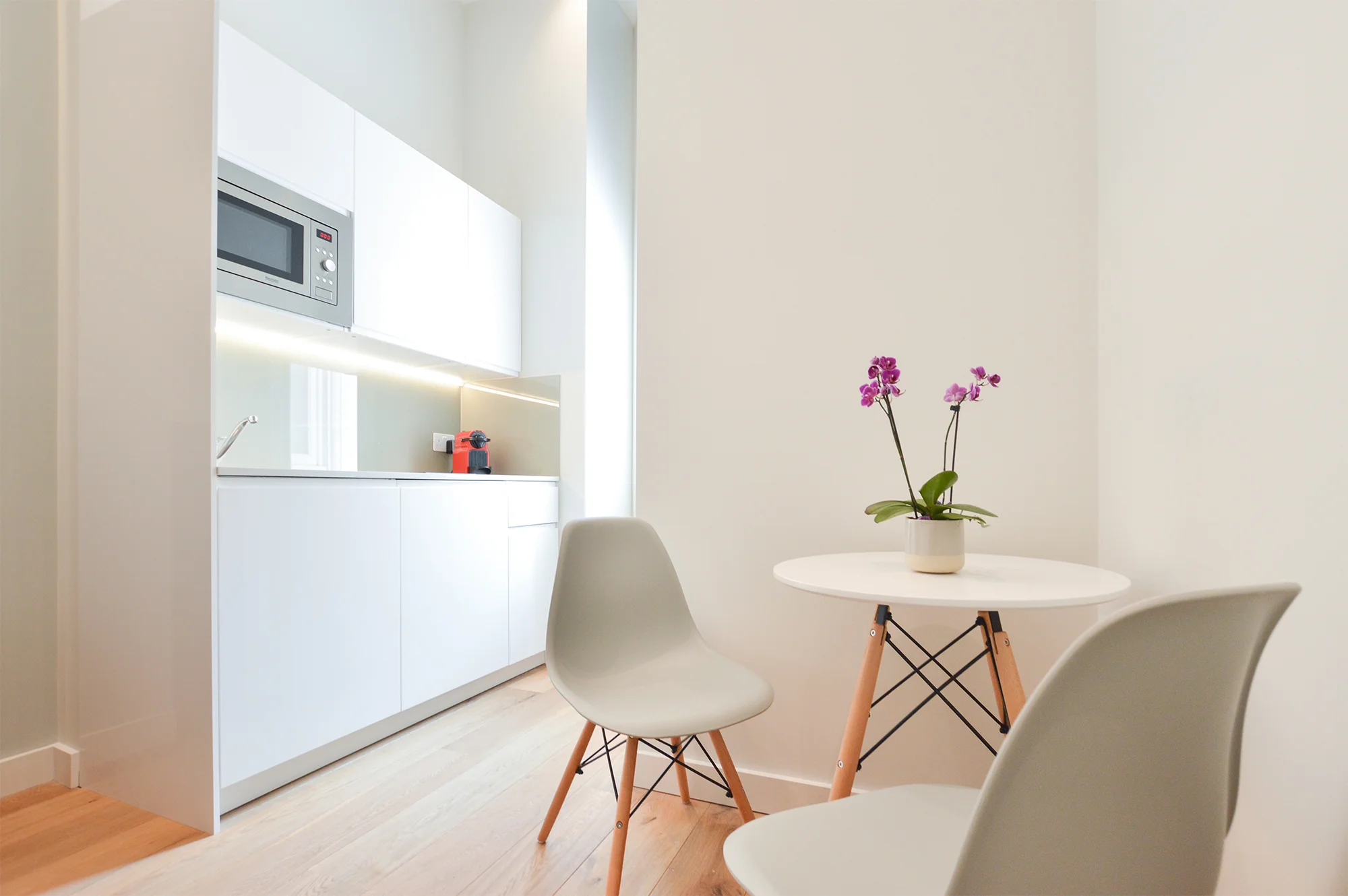 Bright studio apartment with stylish kitchen and dining area at Earl's Court Studio Apartments in London. Stayprime London apartments offer modern elegance and practicality at affordable rates.
