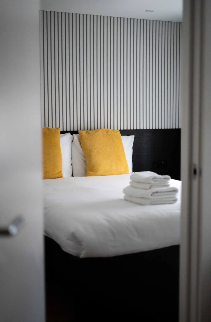 Enjoy a cozy double bed in a charming one-bedroom apartment in Fitzrovia