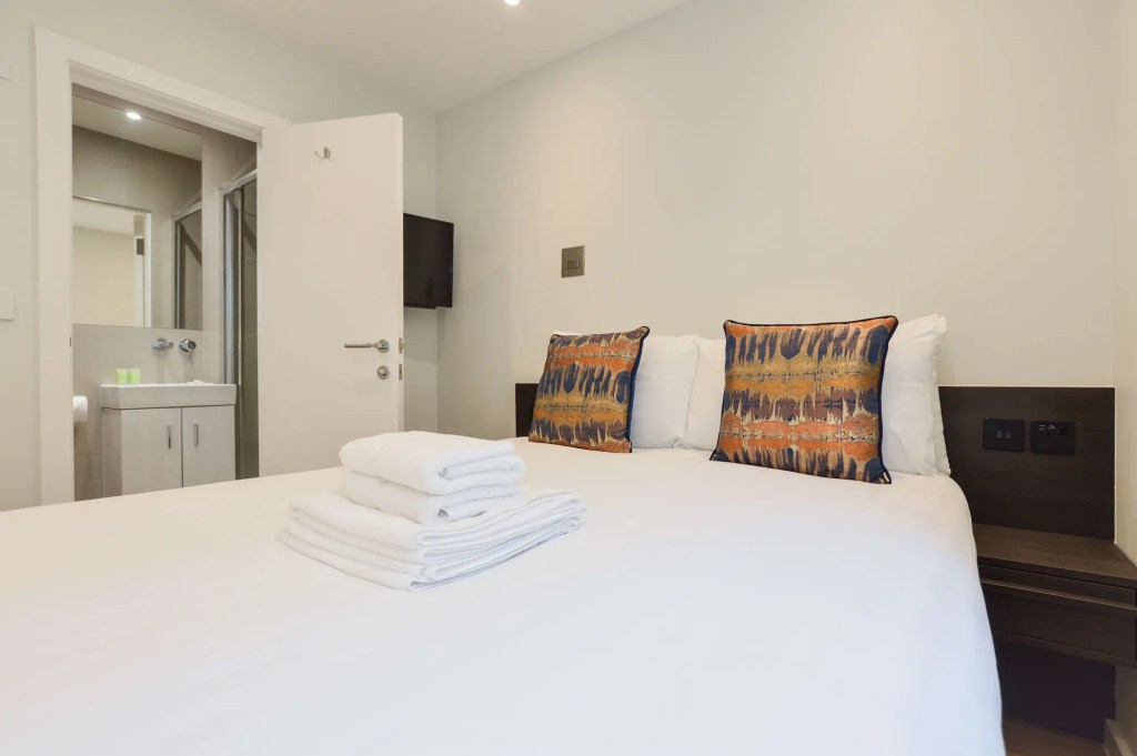 Modern studio apartment in Fitzrovia with fully equipped kitchenette, comfortable double bed, and closet for storage