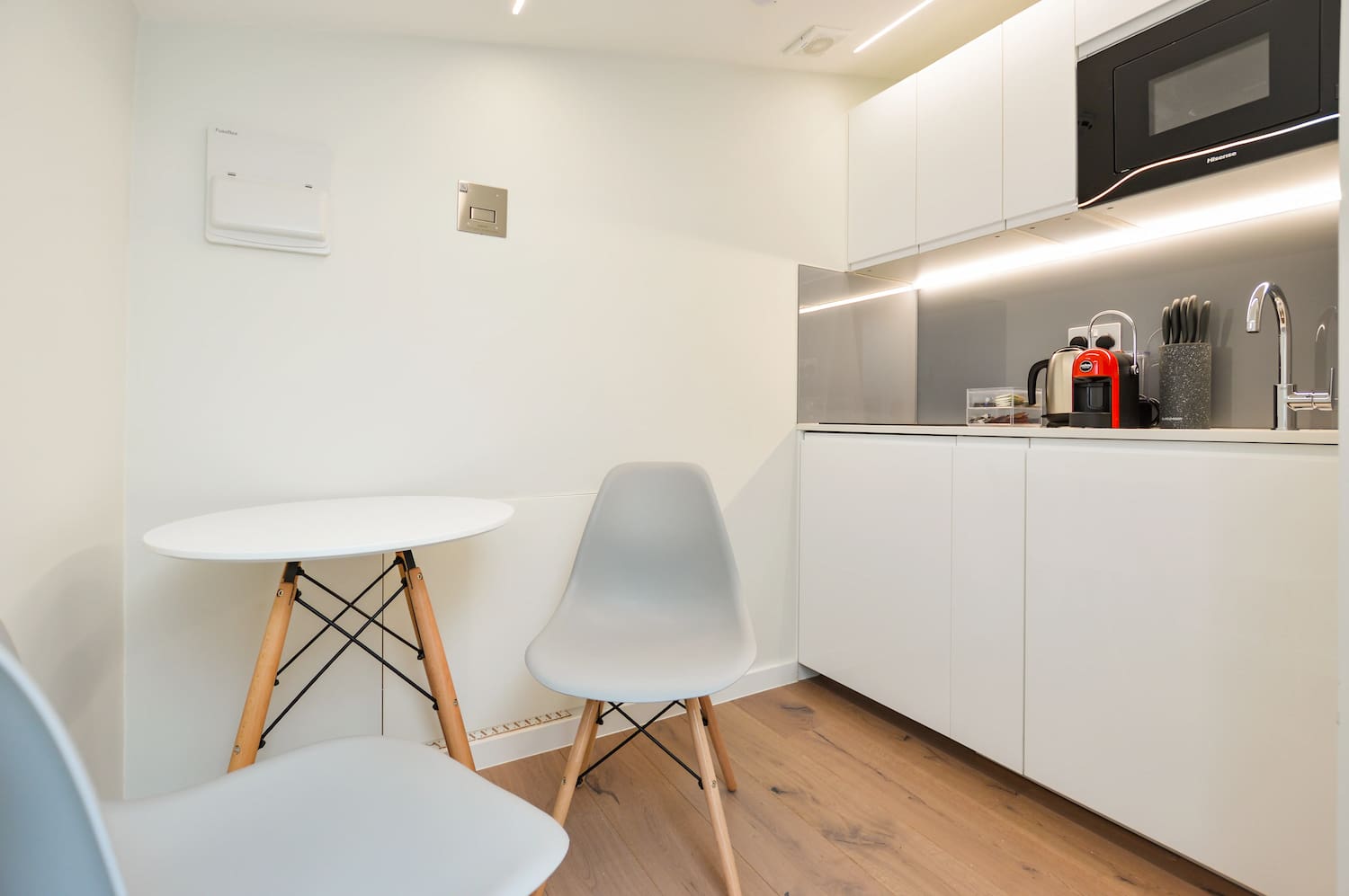 Fully furnished small top floor one bedroom apartment in Fitzrovia with dining area and fully equipped kitchenette, perfect for a comfortable stay