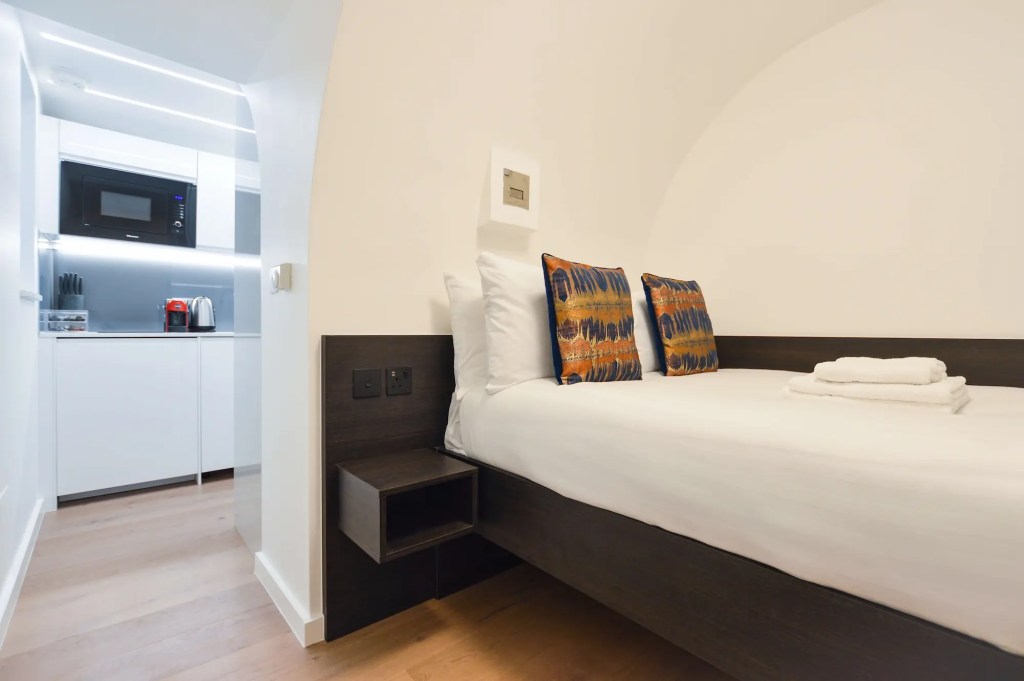 Cozy single room in Fitzrovia with a double bed and fully equipped kitchenette at Stayprime Serviced Apartments, Central London