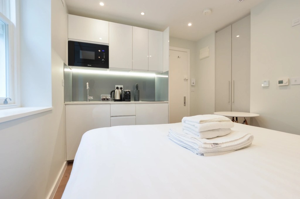 Modern studio apartment in Fitzrovia with fully equipped kitchenette, comfortable double bed, and closet for storage