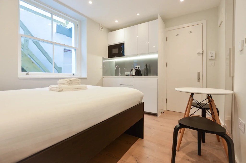 Modern studio apartment in Fitzrovia with fully equipped kitchenette, comfortable double bed, and closet for storage