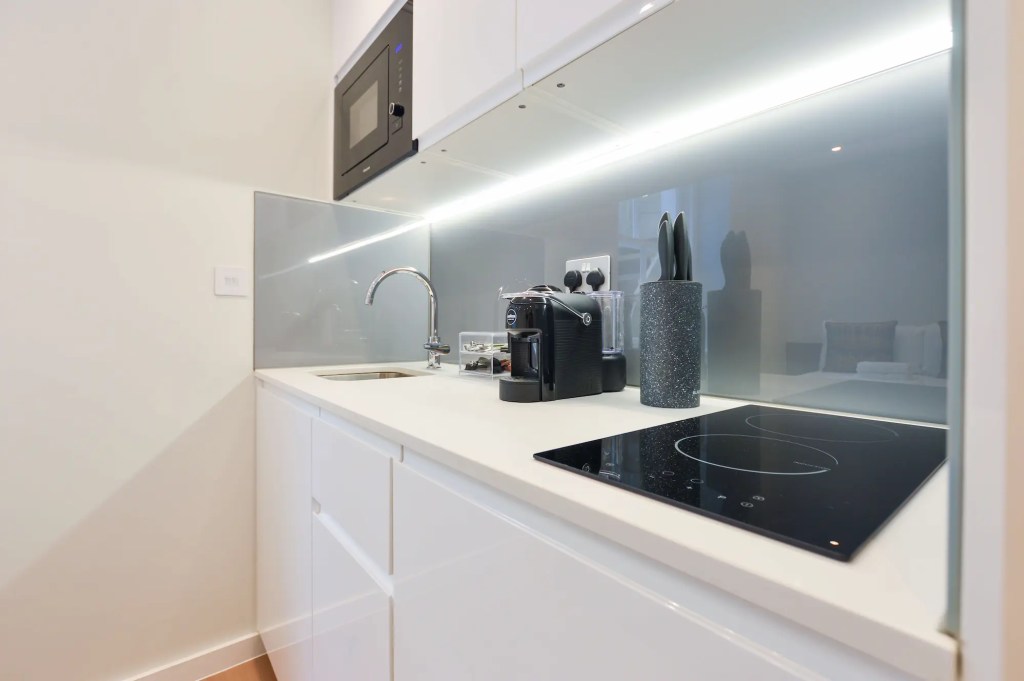 Modern studio apartment in Fitzrovia with fully equipped kitchenette, comfortable double bed, and closet for storage