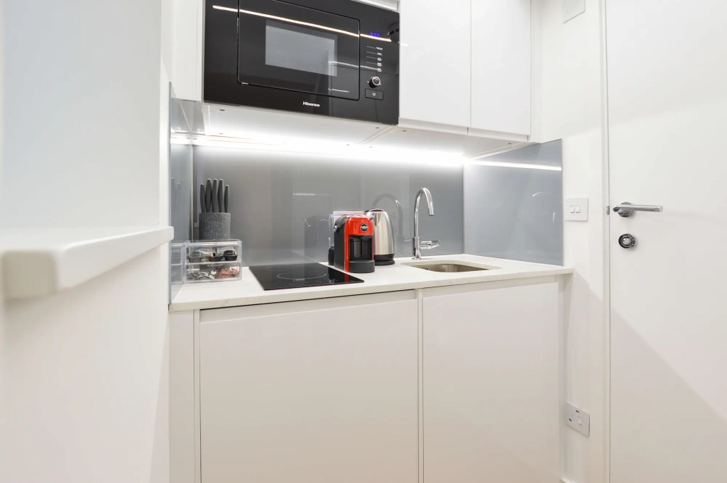 Cozy single room in Fitzrovia with a double bed and fully equipped kitchenette at Stayprime Serviced Apartments, Central London