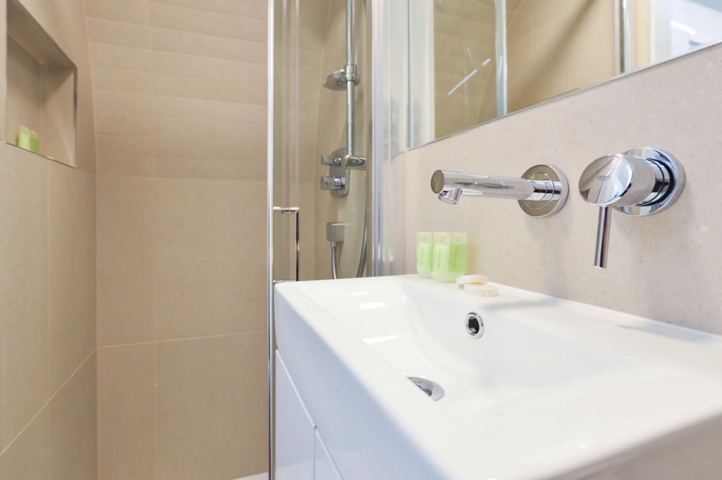 Cozy single room in Fitzrovia with a double bed and fully equipped kitchenette at Stayprime Serviced Apartments, Central London