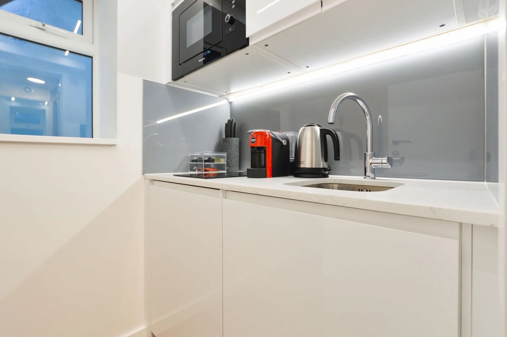 Cozy single room in Fitzrovia with a double bed and fully equipped kitchenette at Stayprime Serviced Apartments, Central London