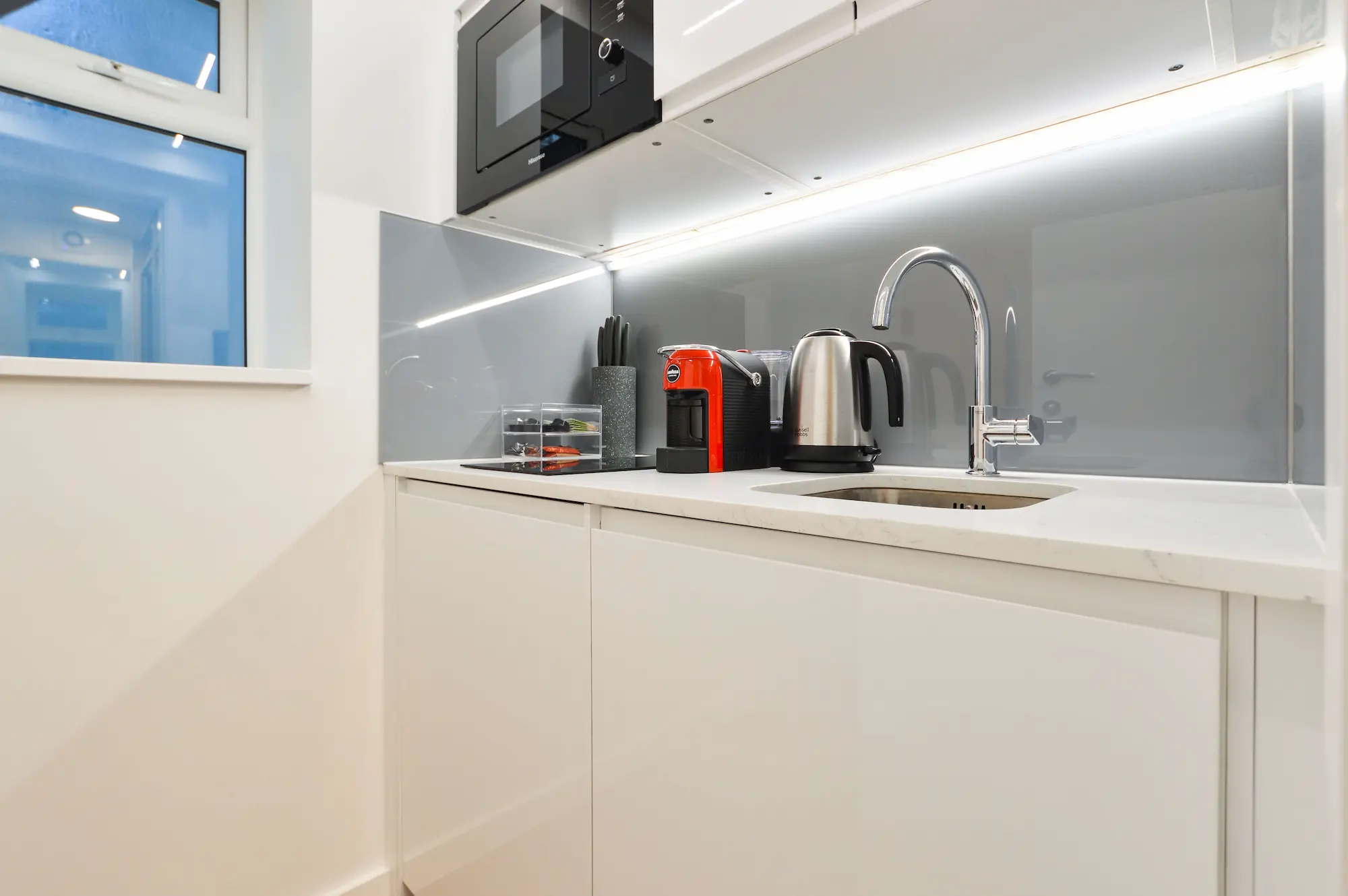 Cozy single room in Fitzrovia with a fully equipped kitchenette, stove top, and microwave at Stayprime Serviced Apartments, Central London