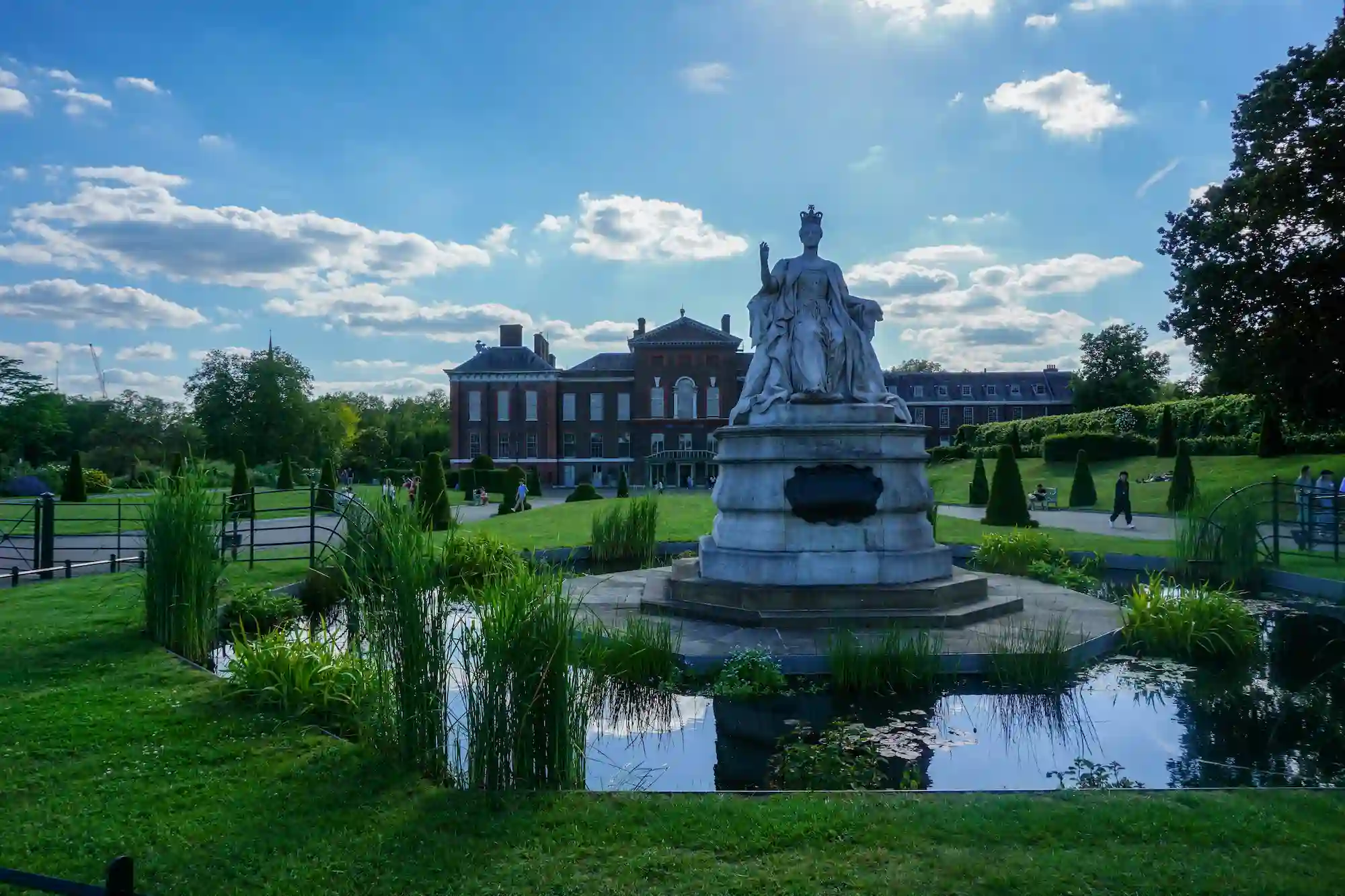 Statue of Queen Victoria outside Kensington Palace in London, a historic royal residence located near StayPrime Kensington serviced apartments.