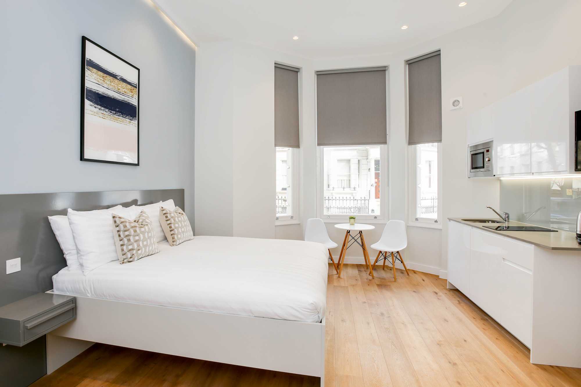 Spacious serviced apartment with high ceilings, wooden floors, and a fully equipped kitchen in Kensington near Hyde Park