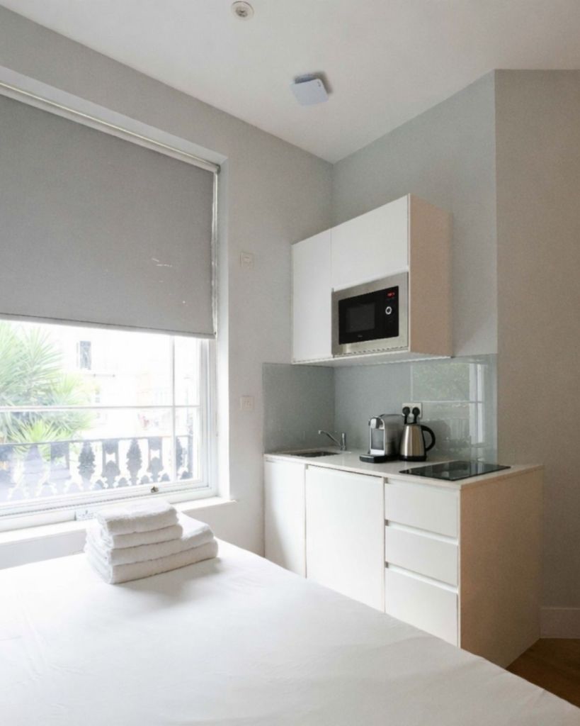Stylish London serviced apartment studio with kitchenette and modern furnishings in Notting Hill